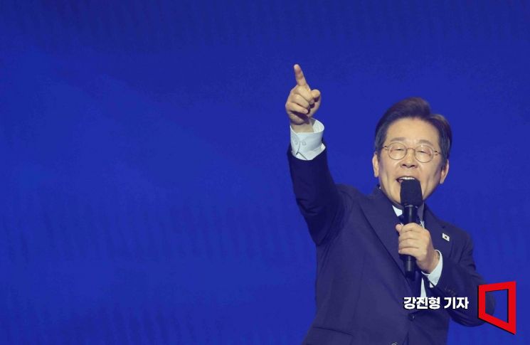 이재명 전 대표가 지난달 27일 경기도 고양시 일산 킨텍스 제2전시장에서 열린 더불어민주당 제21대 대통령선거 후보자 선출을 위한 수도권·강원·제주 합동 연설회에서 수락연설을 하고 있다. 강진형 기자