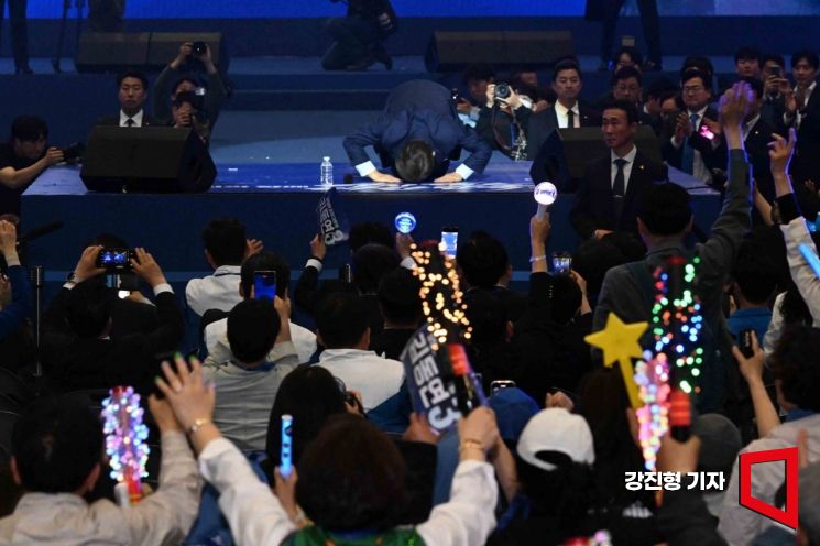 [포토] 큰절하는 이재명 민주당 대선후보