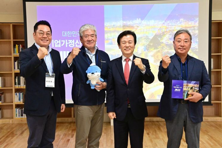 허경수 코스모 그룹 회장 그룹 경영인들과 함께 진주 방문 단체 사진.