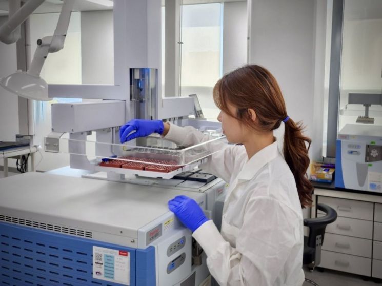경기도보건환경연구원이 미니 농산물에 대한 잔류농약 검사를 진행하고 있다. 경기도보건환경연구원 제공