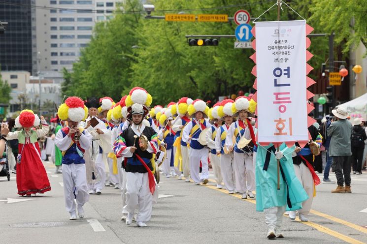 27일 서울 종로구 조계사 인근에서 '2025 연등회 전통문화마당'이 열리고 있다. 연합뉴스