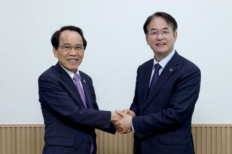이동환 고양특례시장(오른쪽)과 가오슝시 린친롱 부시장. 고양특례시 제공