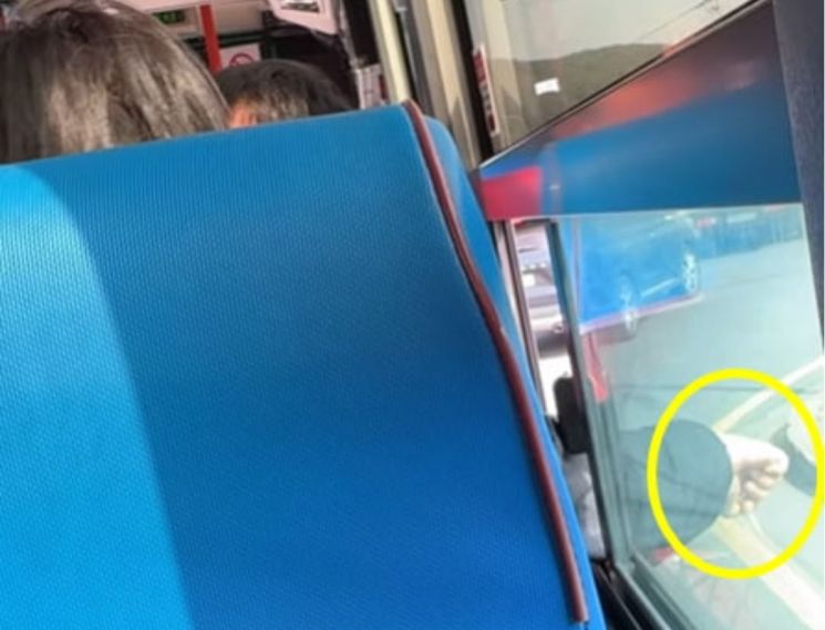 중국인 관광객으로 추정되는 승객이 창밖으로 담배를 버리는 모습. 서경덕 교수