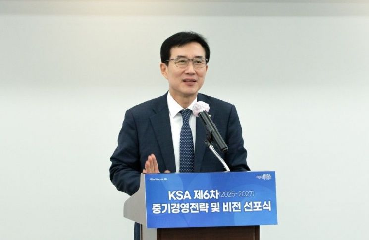 문동민 한국표준협회 회장이 제6차 중기전략을 선포하고 있다. 표준협회