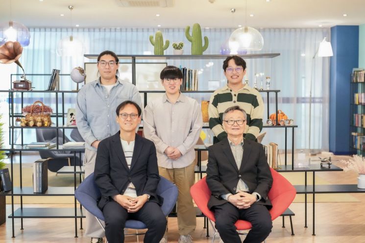 연구진 김진영 교수(아랫줄 좌측), 이재성 교수(우측). UNIST 제공