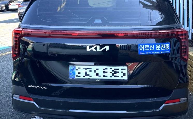 다들 양보하고 챙겨주더라… 어르신 차에 확산하는 이것