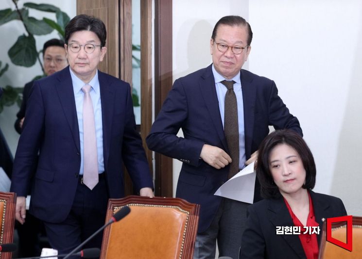 [포토] 비대위 참석하는 권영세-권성동