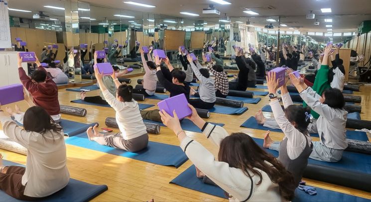 &quot;스트레스 풀고 건강도 챙기고&quot;…영진전문대, '생활요가' 강좌 인기짱