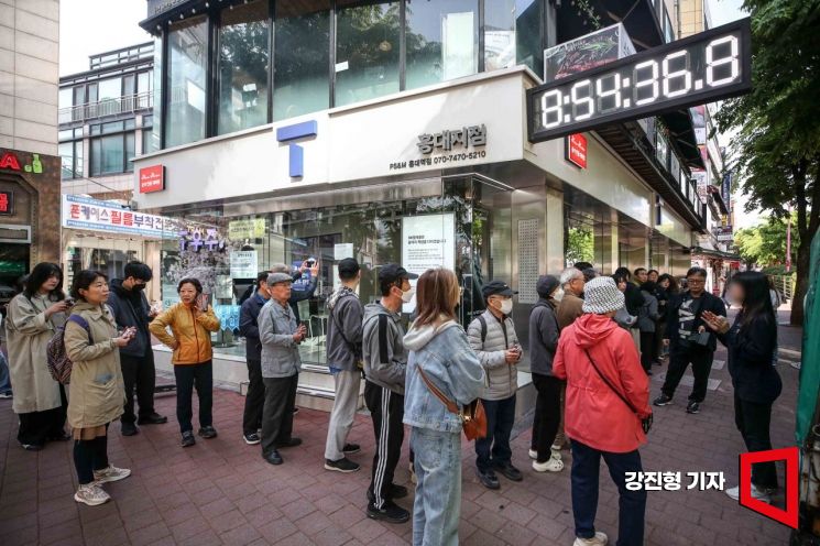28일 서울 마포구 한 SK텔레콤 공식 인증 대리점을 찾은 고객들이 직원에게 유심 입고 관련 안내를 받고 있다. SK텔레콤은 오늘부터 가입자들에게 유심 무료 교체서비스를 제공할 예정이다. 2025.4.28. 강진형 기자