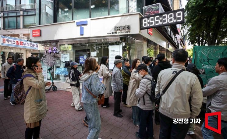 28일 서울 마포구 한 SK텔레콤 공식 인증 대리점을 찾은 고객들이 유심을 교체하기 위해 기다리고 있다. SK텔레콤은 오늘부터 가입자들에게 유심 무료 교체서비스를 제공할 예정이다. 2025.4.28. 강진형 기자