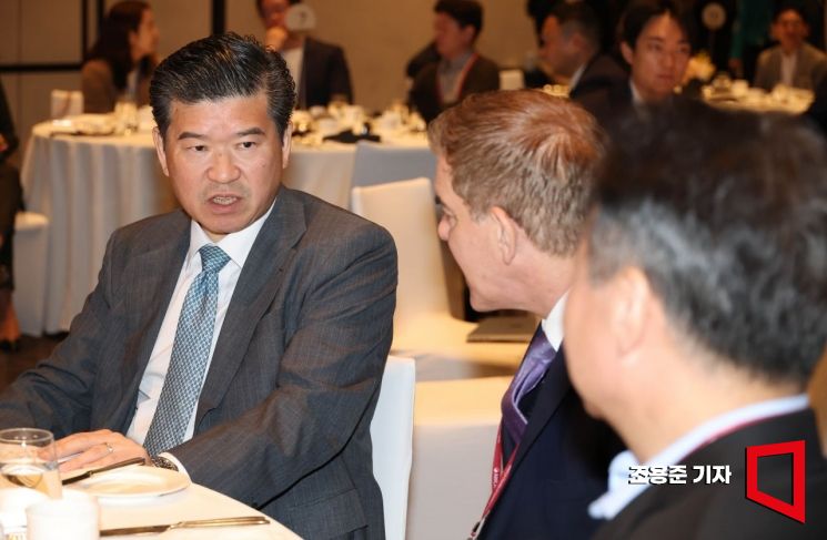 [포토] 대화하는 제임스 김 암참회장