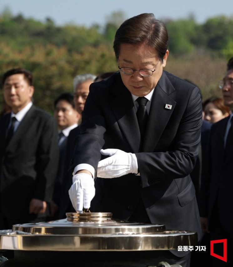 이재명 더불어민주당 대선 후보가 28일 서울 동작구 국립서울현충원 현충탑에서 당 지도부와 함께 참배하고 있다.