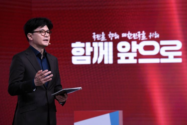 한동훈, 현충사에서 국방안보 공약 발표…&quot;핵잠수함·핵잠재력 확보&quot;
