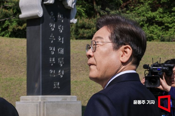 생일도 모르던 '소년공'에서 '대권 주자'로…이재명의 인생드라마