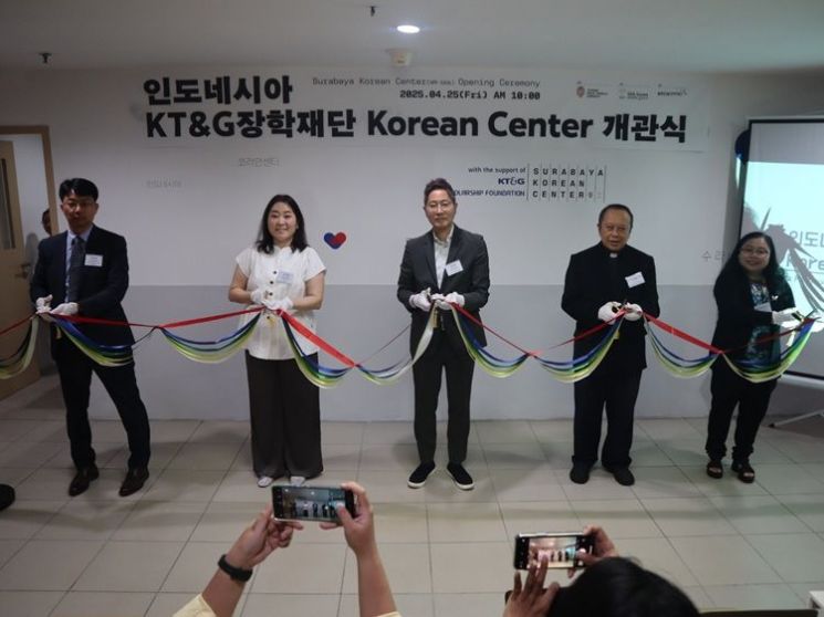 (왼쪽부터) 주 인도네시아 대한민국대사관 한국교육원 김규년 원장, 사단법인 bbb 코리아 최미혜 사무총장, KT&G장학재단 안홍필 사무국장, 위드야만달라재단 유스니투스 부디 헤르만토 이사장, 위드야만달라대학교 수미 위자야 총장 (사진제공: bbb코리아)