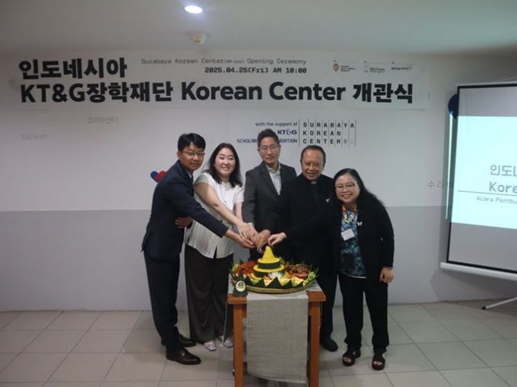 개관식 참석자가 축하의 의미로 인도네시아 전통 음식 tumpeng을 나누고 있다. (사진제공: bbb코리아)