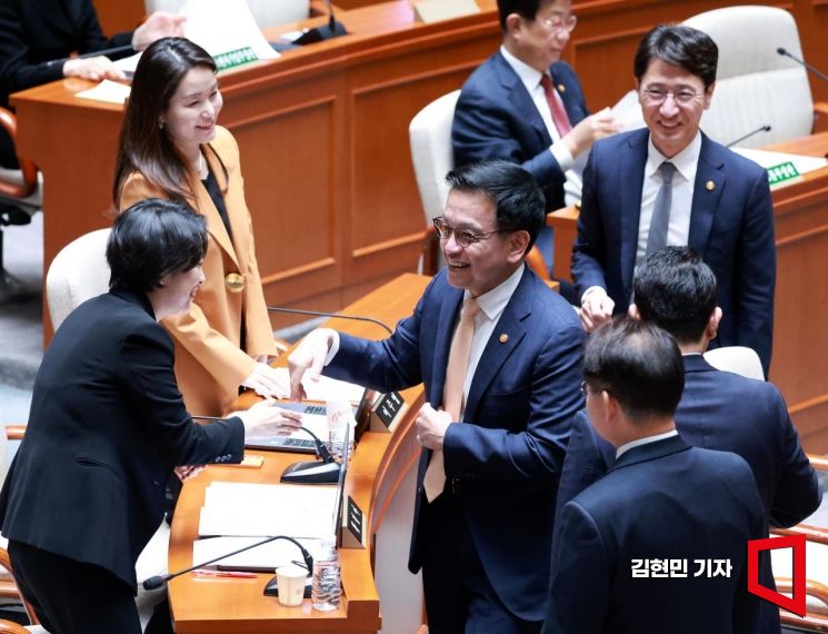 [포토] 예결위원들과 인사하는 최상목 부총리