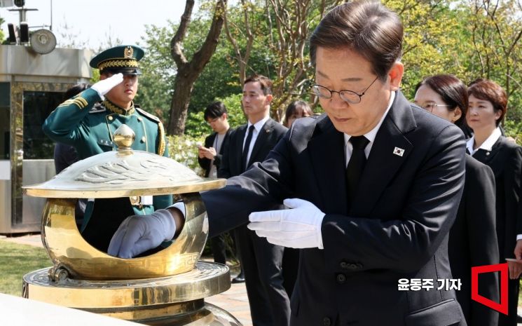 이재명 더불어민주당 대선 후보가 28일 서울 동작구 국립서울현충원 김대중 전 대통령 묘역을 찾아 참배하고 있다. 윤동주 기자