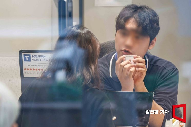 28일 서울 중구 한 SK텔레콤 공식 인증 대리점을 찾은 고객이 유심을 교체하고 있다. SK텔레콤은 오늘부터 가입자들에게 유심 무료 교체서비스를 제공할 예정이다. 2025.4.28. 강진형 기자