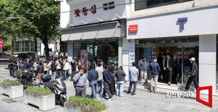 28일 서울 중구 한 SK텔레콤 공식 인증 대리점을 찾은 고객들이 유심을 교체하기 위해 기다리고 있다. SK텔레콤은 오늘부터 가입자들에게 유심 무료 교체서비스를 제공할 예정이다. 2025.4.28. 강진형 기자