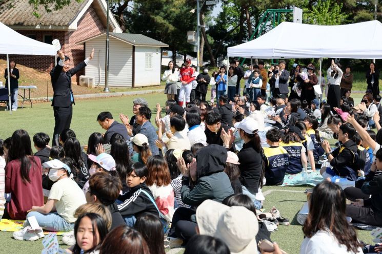 제103회 어린이날 기념행사에서 박병규 광산구청장이 어린이들과 함께 인사하고 있다. 광주 광산구 제공