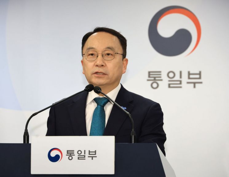 구병삼 통일부 대변인이 28일 서울 종로구 정부서울청사에서 정례브리핑을 하고 있다. 연합뉴스