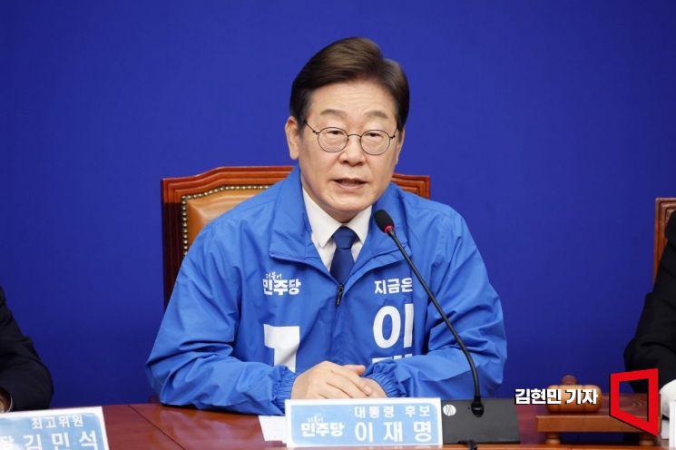 경선 승리 후 SK하이닉스 찾은 이재명 &quot;반도체 등 첨단산업 육성 중요&quot;