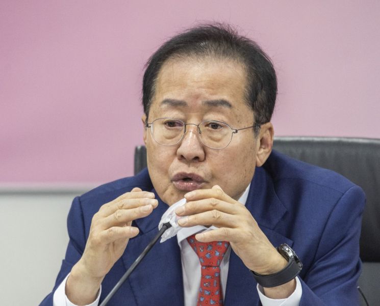 홍준표 국민의힘 대선 후보가 28일 서울 여의도 중소기업중앙회를 방문해 가진 정책간담회에서 자신의 '기업ㆍ노동 정책' 방향을 말하고 있다. 연합뉴스