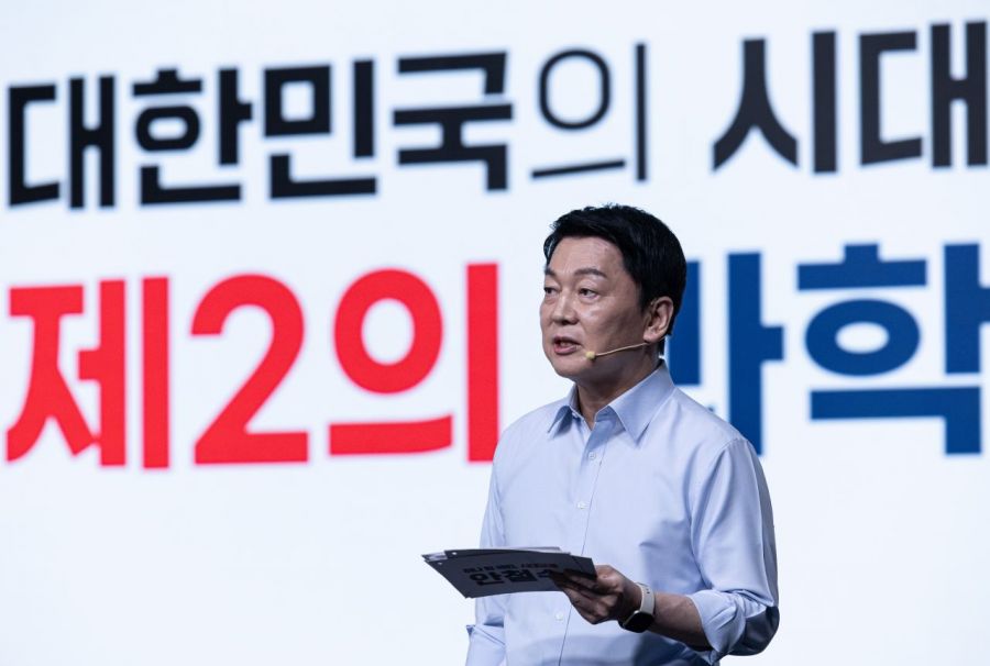 안철수 국민의힘 경선 후보가 18일 서울 강서구 ASSA아트홀에서 열린 국민의힘 '제21대 대통령후보자 1차 경선 비전대회'에서 비전을 발표하고 있다. 2025.4.18 국회사진기자단