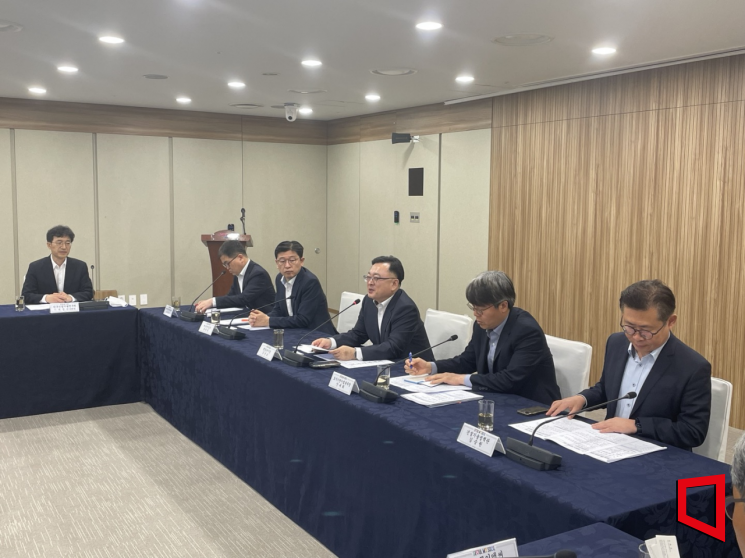 서울시는 지하 굴착공사장 안전관리 강화를 28일 김성보 행정2부시장 주재로 서울시청 8층 간담회장에서 10개 건설사 본부장급 인사·학계 전문가들과 간담회를 개최했다. 서울시 제공