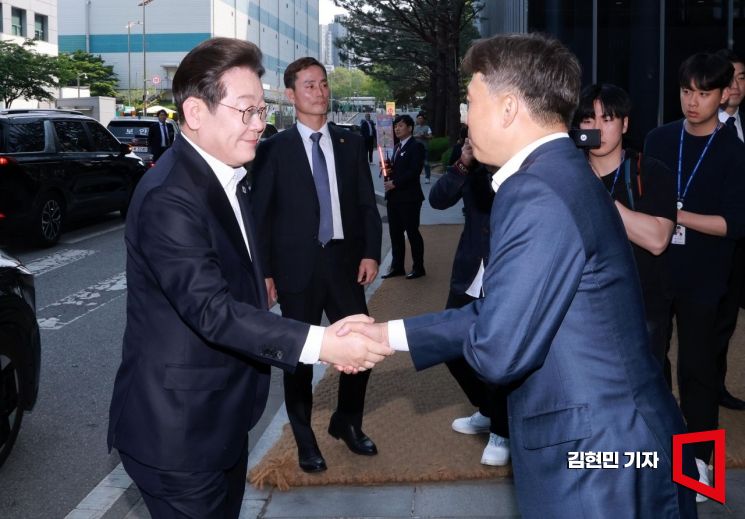 [포토] 인사 나누는 이재명·곽노정