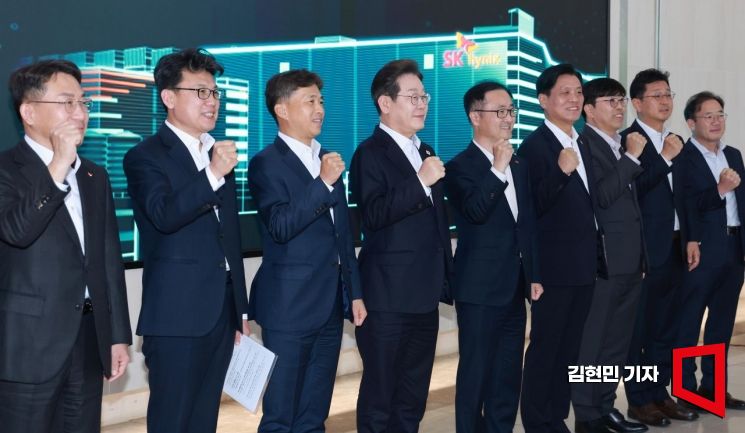 [포토] AI 메모리반도체 기업간담회 나선 이재명 후보