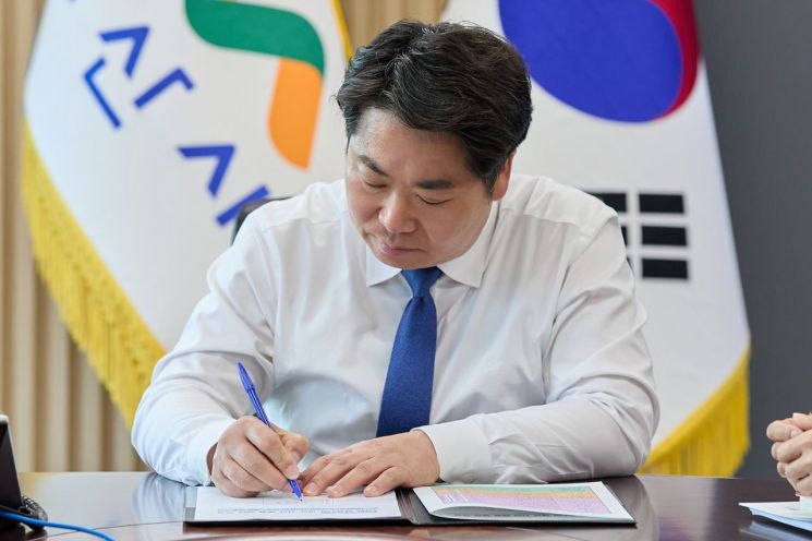 오세현 시장이 지난 3일 ‘탕정2고 신설 도시계획시설 결정 안건’에 서명하고 있다.(아산시 제공)