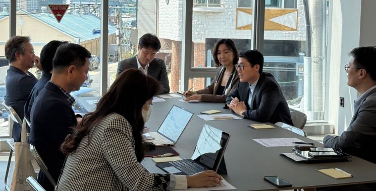부산진해경제자유구역청 관계자 등이 '커피산업 활성화 전략 TF 2차 회의'에서 현장밀착형 전략으로 커피산업 생태계 육성을 본격화하는 방안을 논의하고 있다.
