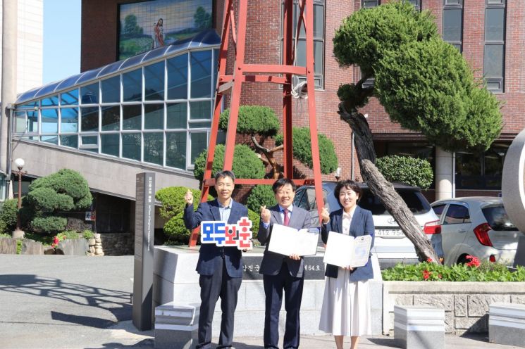 광주지방보훈청과 한국기독교장로회 강진읍교회가 최근 현충시설의 활성화를 위한 업무협약을 체결했다. 광주지방보훈청 제공