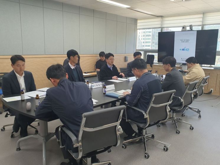 경기도가 28일 경기도청 북부청사에서 '한탄강 유역 종합발전 추진상황 점검회의'를 열고 한탄강 유역 발전을 위한 주요 사업의 추진현황과 협력방안을 논의하고 있다. 경기도 제공