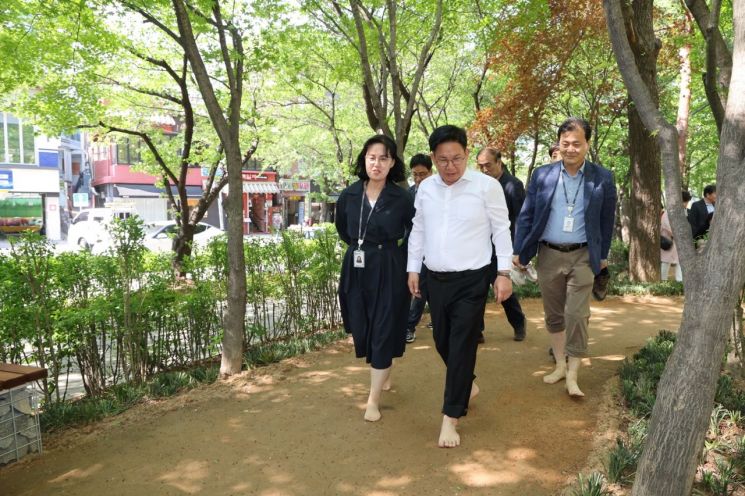 도심 속 힐링 명소...마포구 '토정공원 맨발 황톳길' 개장