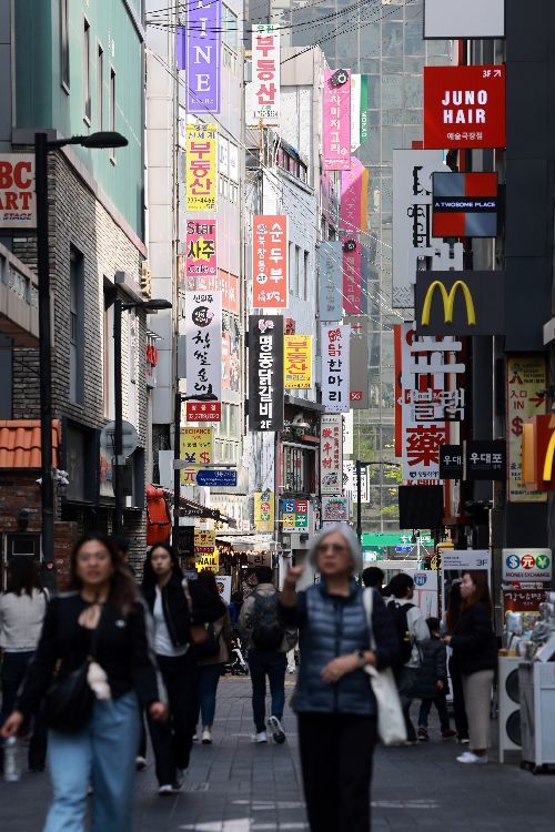 국제통화기금(IMF)이 한국의 1인당 국내총생산(GDP)이 내년부터 대만에 역전 당할 것이란 전망을 내놨다. 연합뉴스