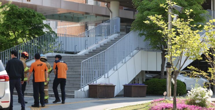 28일 학생 흉기 난동이 발생한 청주의 한 고등학교에서 소방 당국 등이 사고 상황을 파악하고 있다. 연합뉴스