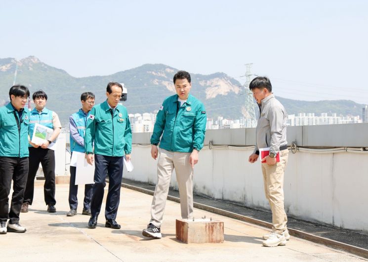 "재해예방 만전"...오언석 도봉구청장 다중이용 체육시설 찾아 안전점검