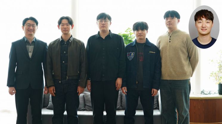 (왼쪽부터) AI융합학과 이규빈 교수, 노상준 박사과정생, 김종원·강래영·남동우 석박사통합과정(박사과정), 백승혁 한국기계연구원 선임연구원.