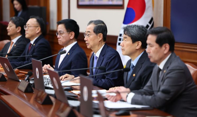 韓대행, 헌재법 거부권 행사…"추경 신속처리시 전향적 임할 것"