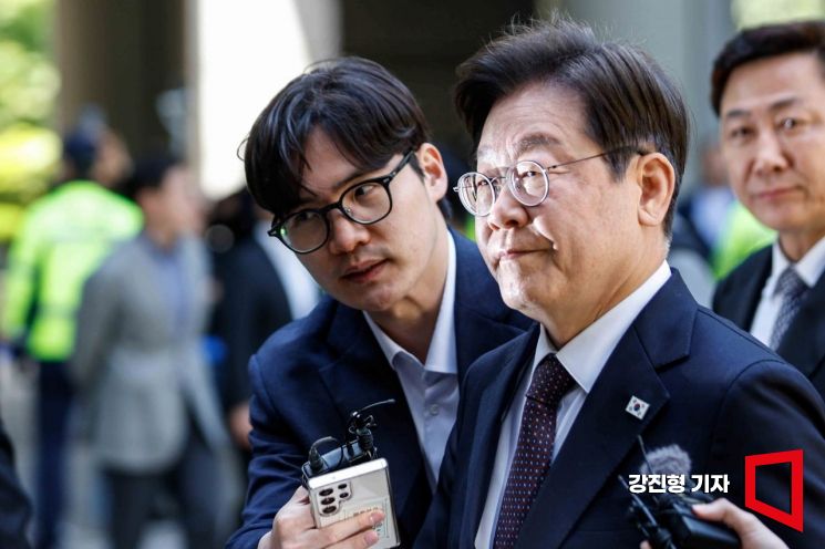 [포토] 취재진 질문 받는 이재명 후보