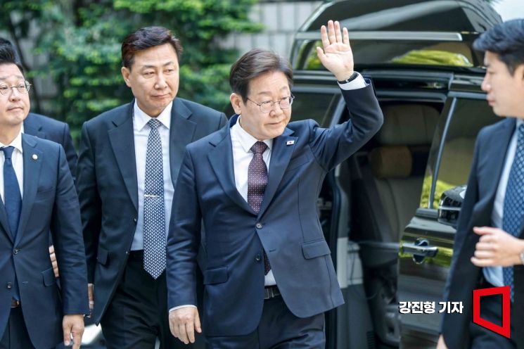 [포토] 지지자들에게 손 흔드는 이재명 민주당 대선 후보