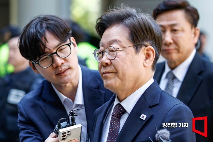 대장동 배임 및 성남FC 뇌물 혐의를 받고 있는 이재명 더불어민주당 대선 후보가 29일 서울 서초구 서울중앙지방법원에서 열린 공판에 출석하고 있다. 2025.4.29. 강진형 기자