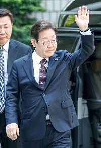 대장동 배임 및 성남FC 뇌물 혐의를 받고 있는 이재명 더불어민주당 대선 후보가 29일 서울 서초구 서울중앙지방법원에서 열린 공판에 출석하며 지지자들에게 인사하고 있다. 2025.4.29. 강진형 기자