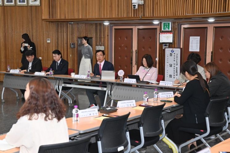 이현재 하남시장이 관내 초등학교 학부모회 및 학교운영위원회 관계자들과 만나 교육지원 현황을 설명하고 있다. 하남시 제공