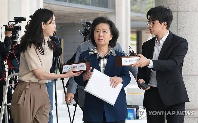 ‘서울 출석’ 김영선 “강혜경, 정치자금법 위반 혐의 대검에 고소할 것”