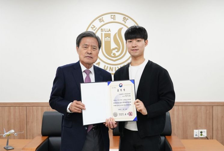 신라대 허남식 총장(왼쪽)이 염건호 학생에게 축하인사와 함께 담화를 나눴다. 신라대 제공