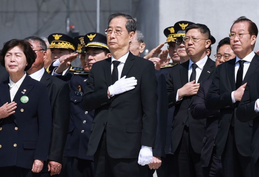 한덕수 대통령 권한대행 국무총리가 25일 국립대전현충원에서 열린 '2회 순직의무군경의 날 기념식'에서 참석자들과 참배를 마치고 자리로 돌아오며 국기에 경례하고 있다. 2025.4.25 연합뉴스